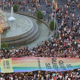 Manifestación estatal del Orgullo LGTBI en Madrid a su paso por Cibeles. /EFE