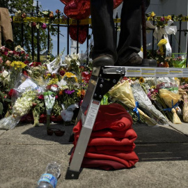 Miles de personas en duelo rezan fuera de la Iglesia Emanuel AME en Charleston el 30 de junio de 2015. Portando flores rojas y blancas, acudieron a la vigilia por el asesinato de nueve afroamericanos a manso de un supremacista blanco. AFP PHOTO/BRENDAN SM