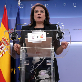 La portavoz socialista en el Congreso, Adriana Lastra, en la rueda de prensa tras la reunión del presidente del Gobierno en funciones, Pedro Sánchez con los líderes del PP, Pablo Casado, y de Ciudadanos, Albert Rivera. EFE/Kiko Huesca
