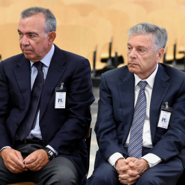 El expresidente de la Caja de Ahorros del Mediterráneo (CAM) Modesto Crespo (d), y el ex director general, Roberto López Abad (i), durante el juicio por la quiebra de la entidad en la Audiencia Nacional en San Fernando de Henares. EFE/Fernando Villar