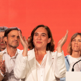  La alcaldesa de Barcelona y candidata de BComú a la reelección, Ada Colau, aplaude durante el seguimiento de la jornada electoral en la sede de BComú, a 28 de mayo de 2023, en Barcelona, Cataluña (España). David Zorrakino / Europa Press