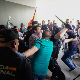  Decenas de manifestantes intentan entrar a la fuerza en la Delegación Territorial de la Junta de Castilla y León en Salamanca durante una concentración de ganaderos, a 5 de junio de 2023, en Salamanca, Castilla y León (España). Manuel Laya / Europa 