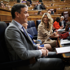 El presidente del Gobierno, Pedro Sánchez y la vicepresidenta segunda y ministra de Trabajo y Economía Social, Yolanda Díaz, durante una sesión de control al Gobierno, a 17 de mayo de 2023, en Madrid. -ALEJANDRO MARTÍNEZ VÉLEZ / Europa Press