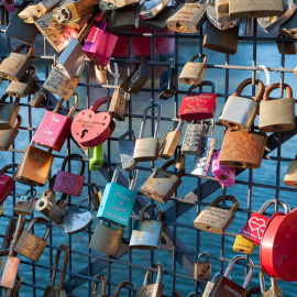 Candados colocados por parejas en un puente./Pixabay