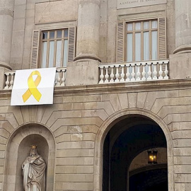 La fachada del Ayuntamiento de Barcelona con un lazo amarillo. / EP