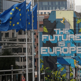 Banderas de la Unión Europea ondean cerca de la sede de la Comisión Europea en Bruselas. REUTERS/Yves Herman