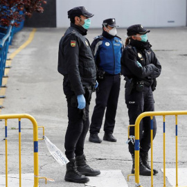 Miembros de la policía a las puertas de la morgue que ha sido instalada en el Palacio de Hielo, un centro comercial con pista de patinaje, en Madrid este martes. EFE/Chema Moya