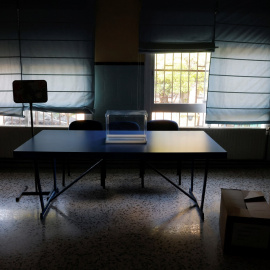Una urna sobre una mesa antes de la apertura de un colegio electoral, en la localidad malagueña de Ronda. REUTERS/Jon Nazca