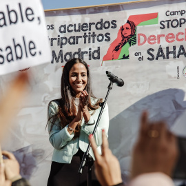 Tesh Sidi, presidenta de la Asociación Saharaui Comunidad Madrid y candidata por Más Madrid, interviene en una manifestación en la capital.- Carlos Luján / Europa Press