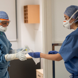 Una professional sanitària entrega una mostra per fer la prova del coronavirus a l'Hospital Clínic. / FRANCISCO AVIA - HOSPITAL CLÍNIC