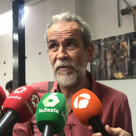 Willy Toledo responde a las preguntas de la presna tras su comparecencia. J.G.