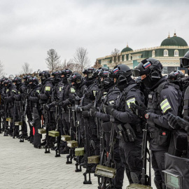  En esta foto difundida por el servicio de prensa del Jefe de la República de Chechenia, los militares escuchan al Jefe de la República de Chechenia Ramzan Kadyrov durante una revisión de las tropas y el equipo militar de la República de Chechenia en 