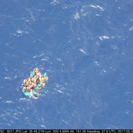 Imagen de la segunda patera rescata, semihundida, con 35 personas a bordo.- SALVAMENTO MARÍTIMO