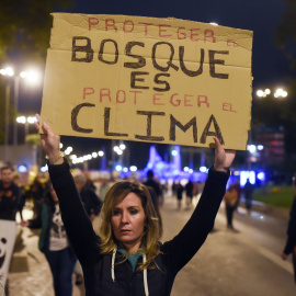 Una manifestante sostiene un cartel durante la manifestación organizada por CCOO Madrid y Alianza por el Clima por un cambio de modelo energético en Madrid.- 
GUSTAVO VALIENTE / Europa Press