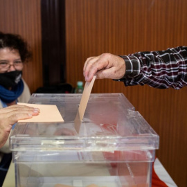 Imagen de archivo de una persona introduciendo su voto en una urna, a 23 de octubre de 2021, en Madrid. Foto: Alejandro Martínez Vélez / Europa Press