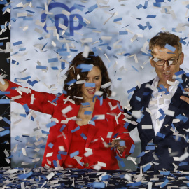 La presidenta de la Comunidad de Madrid y candidata a la reelección por el PP, Isabel Díaz Ayuso (i), y el presidente del partido Alberto Núñez Feijóo saludan a los simpatizantes desde el balcón de Génova tras conocer los resultados electorales en