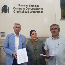 De izquierda a derecha, los de la Comisión de Estudio de la Deuda en la Asamblea, Juan Rubio, de Ciudadanos, Mercedes Gallizo, del PSOE, y Eduardo Gutiérrez, de Podemos E.P.