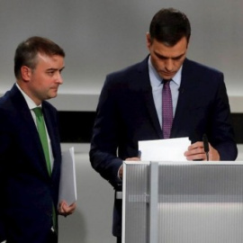  El presidente del Gobierno Pedro Sánchez, con su entonces jefe de gabinete Iván Redondo, antes del inicio del debate de los candidatos para las elecciones del 10-N de 2019. -JUAN CARLOS HIDALGO/EFE