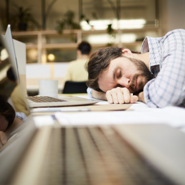 Hombre duerme en su mesa de trabajo. -MUNTAZAR MANSORY / Pixabay 