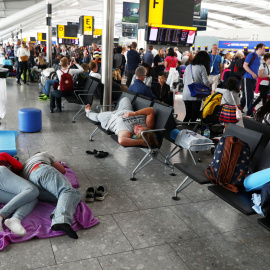 Pasajeros esperando en la terminal 5  del aeropuerto londinense de Heathrow. /REUTERS
