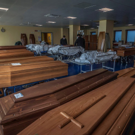 Trabajadores de una funeraria en la ciudad italiana de Bérgamo.- EFE/EPA/FOTOGRAMMA
