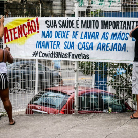 Las entradas principales del Complexo do Alemão (Río de Janeiro), uno de los complejos de favelas más grandes de Brasil, cuentan con pancartas de aviso a los vecinos. COLETIVO PAPO RETO.