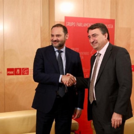 El portavoz del PNV en el Congreso, Aitor Esteban, junto al ministro de Fomento en funciones, José Luis Ábalos. Europa Press