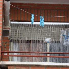 Mascarillas y guantes empiezan a ser parte cotidiana de las coladas debido a la escasez de estos materiales que obliga a tener que reutilizar las protecciones contra el coronavirus. EFE/J.M.GARCIA