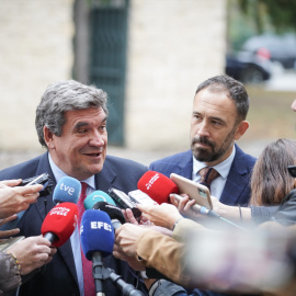 El ministro de Inclusión, Seguridad Social y Migraciones, José Luis Escrivá, ofrece declaraciones a los medios, a su llegada para una reunión con el delegado del Gobierno en el País Vasco. -IÑAKI BERASALUCE / Europa Press