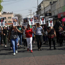 Mujeres y familiares de Ingrid Escamilla protestan para pedir justicia por su feminicidio, este sábado en Ciudad de México (México). Centenares de mujeres marcharon este sábado pacíficamente por la Ciudad de México para recordar a Ingrid Escamilla, 