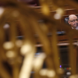 El ministro de Hacienda, Cristóbal Montoro, en el pleno del Congreso, durante el debate y votación de enmiendas parciales a los Presupuestos Generales del Estado de 2017. EFE/Javier Lizon