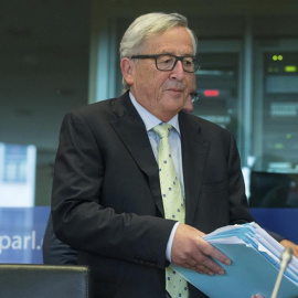 Dos personas observan varias obras de la norteamericana Lee Lozano, pertenecientes a la exposición "Forzar la máquina", a la que el Museo Reina Sofía de Madrid dedica la primera retrospectiva en España / EFE