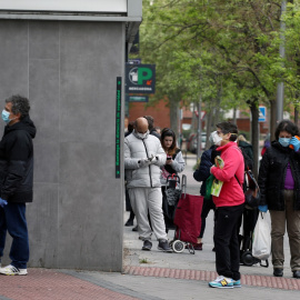 La gente mantiene la distancia social mientras espera entrar en un supermercado en medio del brote de la enfermedad coronavirus (COVID-19) en Madrid. REUTERS/Sergio Pérez