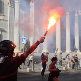  Más de 5.000 bomberos de todo el país se manifiestan contra la descoordinación que sufren en su operativa frente a incendios y demás emergencias, este martes, frente al Congreso de los Diputados en Madrid. EFE/ Fernando Alvarado