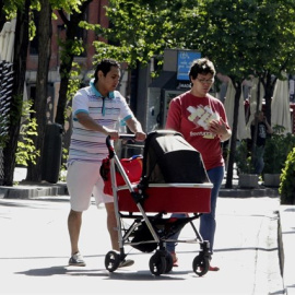El apellido del padre deja definitivamente de tener preferencia en España desde el próximo 30 de junio. EUROPA PRESS/Archivo