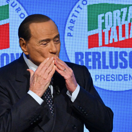  El líder del partido de derecha italiano "Forza Italia", Silvio Berlusconi agradece los aplausos en el escenario el 23 de septiembre de 2022 en el teatro Manzoni de Milán durante una reunión de cierre de la campaña de su partido para las elecciones g