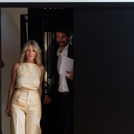 La líder de Sumar y vicepresidenta segunda del Gobierno, ministra de Trabajo y Economía Social, Yolanda Díaz, llega junto al portavoz de Sumar, Ernest Urtasun, a la comparecencia para presentar el acuerdo de coalición, a 10 de junio de 2023, en Madrid