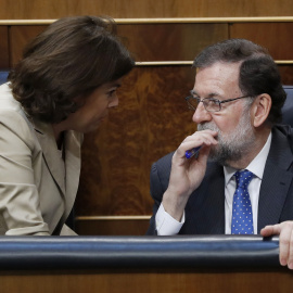 El presidente del Gobierno, Mariano Rajoy, conversa con la vicepresidenta del Gobierno, Soraya Saézn de Santamaría, durante la última jornada de debate y votación en el Congreso de los Presupuestos Generales del Estado de 2017. EFE/Chema Moya