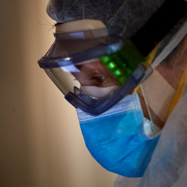 Profesionales sanitarios en el hospital del Mar de Barcelona. / EFE