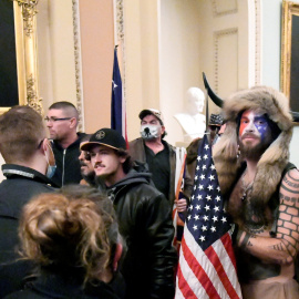 
Jacob Anthony Chansley, conocido como Jake Angeli, durante el asalto al Capitolio de EEUU en Washington. — Mike Theiler / REUTERS