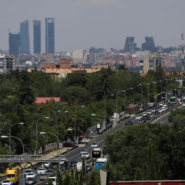  Vista del tráfico en la A-5 con una panorámica de Madrid al fondo. (EFE)