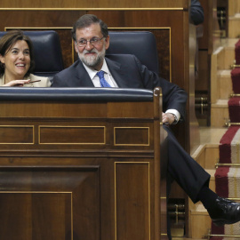 El presidente del Gobierno, Mariano Rajoy, y la vicepresidenta, Soraya Sáenz de Santamaría, durante el pleno del Congreso en el que se ha aprobado el proyecto de los Presupuestos Generales del Estado 2017. EFE/Kiko Huesca