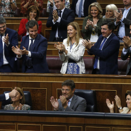 El ministro de Hacienda, Cristóbal Montoro, recibe el aplauso de otros miembros del Gobierno y de diputados de su grupo al superar los Presupuestos Generales del Estado 2017 su aprobación en el pleno del Congreso. EFE/Kiko Huesca