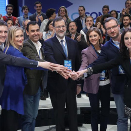 La presidenta del PP madrileño, Cristina Cifuentes (segunda por la izquierda), rodeada de la cúpula del partido en el Congreso nacional del mismo. Archivo EFE
