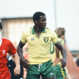  Justin Fashanu con la camiseta del Brighton & Hove Albion y es obra de Evening Argus.- WEB DEL CLUB BRIGHTON AND HOVE ALBION