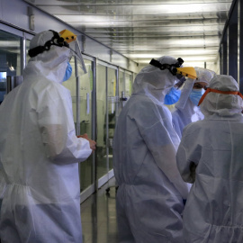 Professionals sanitaris de l'Hospital del Mar consultant i compartint informació de pacients amb covid-19 en una unitat d'UCI, en la pandèmia de coronavirus. LAURA FÍGULS / ACN