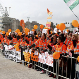 Alrededor de un millar de estibadores se manifiestan en el puerto de Algeciras. EFE