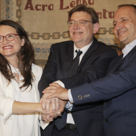 La portavoz de Compomís, Mónica Oltra, el secretario general del PSPV, Ximo Puig, y el representante de Podemos, Ruben Martínez Dalmau, firman el acuerdo de Gobierno de la Generalitat Valenciana en el Castillo de Santa Bárbara de Alicante. 12 junio 2