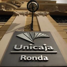 El logo de Unicaja en una oficina de la localidad malagueña de Ronda. Reuters