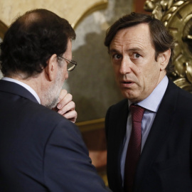 El presidente del Gobierno, Mariano Rajoy, conversa con el portavoz popular, Rafael Hernando, durante la sesión de control al Ejecutivo en el Congreso. EFE/Mariscal